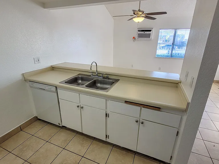 Tahoe Manor — Photo 23