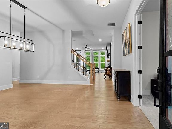 3rd image of 886 Keystone Dr