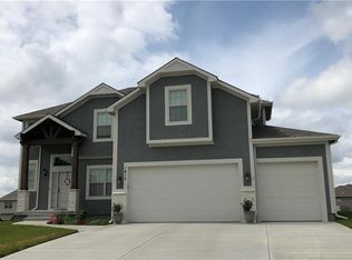 8860 N Poplar Ave, Kansas City, MO 64156