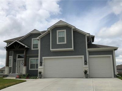 8860 N Poplar Ave, Kansas City, MO, 64156