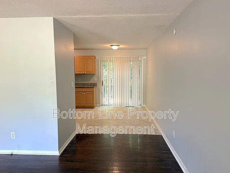 2 bed, 1.0 bath, 915 sqft, $1,250 — Photo 4