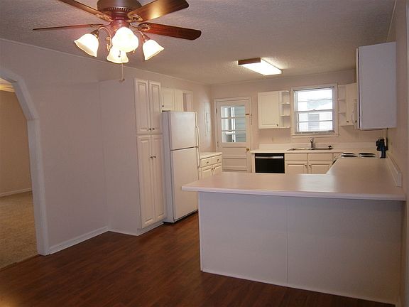3rd image of 720 W Phillips Drive