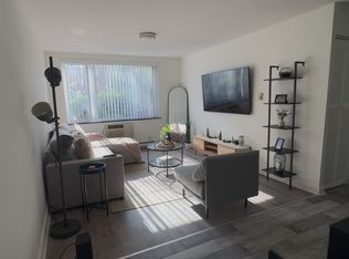 3825 N Pine Grove, Chicago, IL 60613