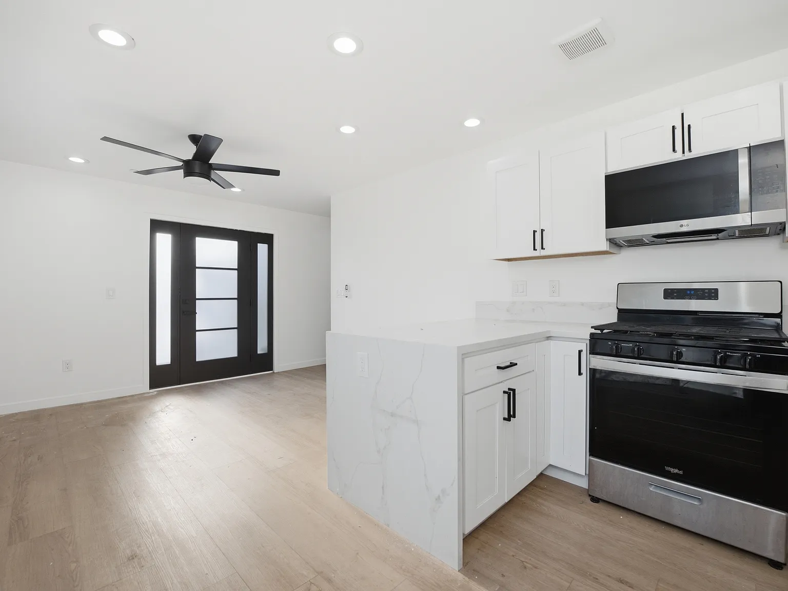 2 bed, 753 sqft, $2,995 — Photo 3