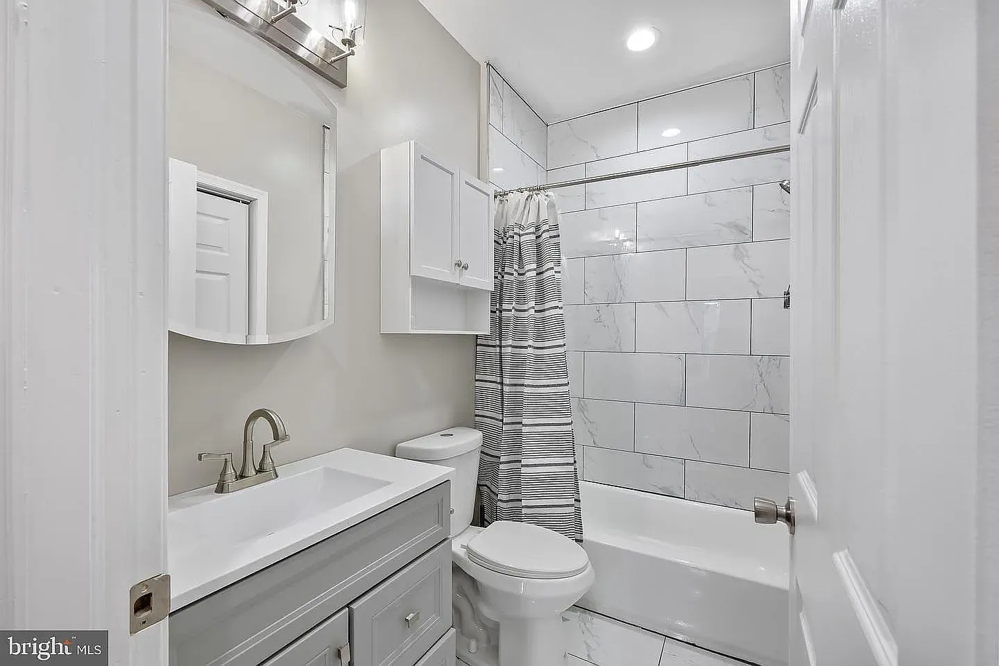 3 bed, 2200 sqft, $985 — Photo 3