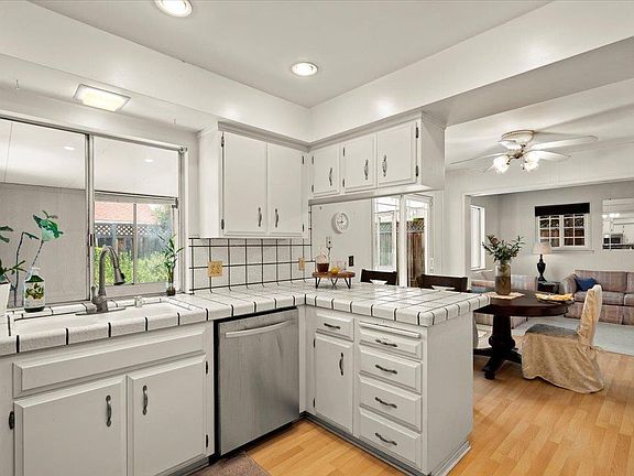 5th image of 4609 N Hollenbeck Ave