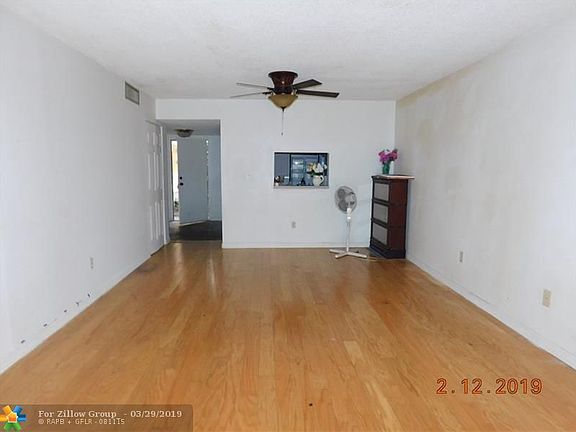 5th image of 2860 Somerset Dr APT 101