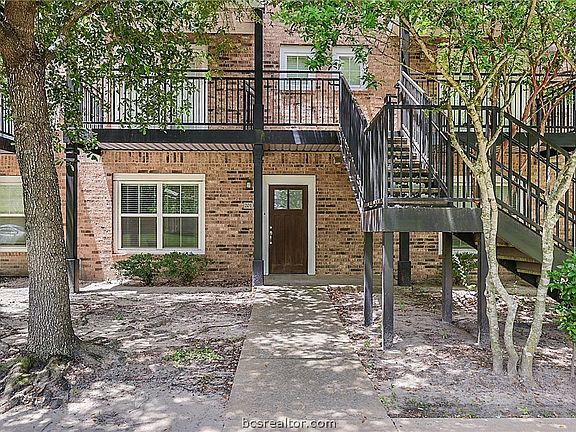 2nd image of 1725 Harvey Mitchell Pkwy S APT 2013