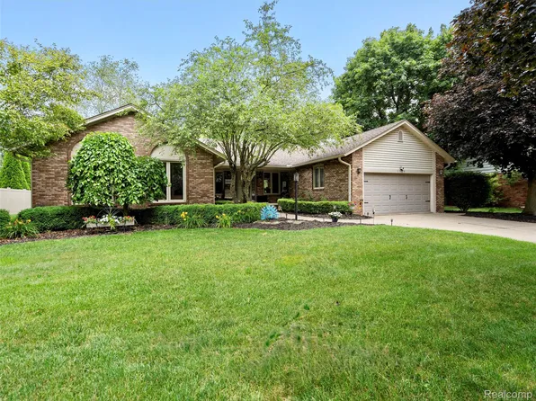 8999 Shelby Woods Dr, Shelby Township, MI 48317