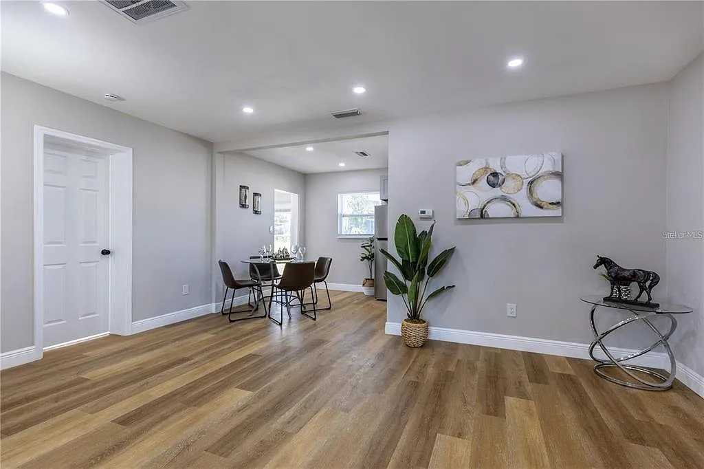 3 bed, 1.0 bath, 1023 sqft, $2,100 — Photo 4