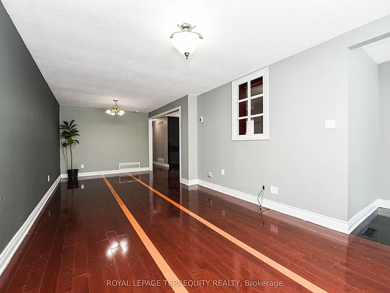 48 Montjoy Cres — Photo 9
