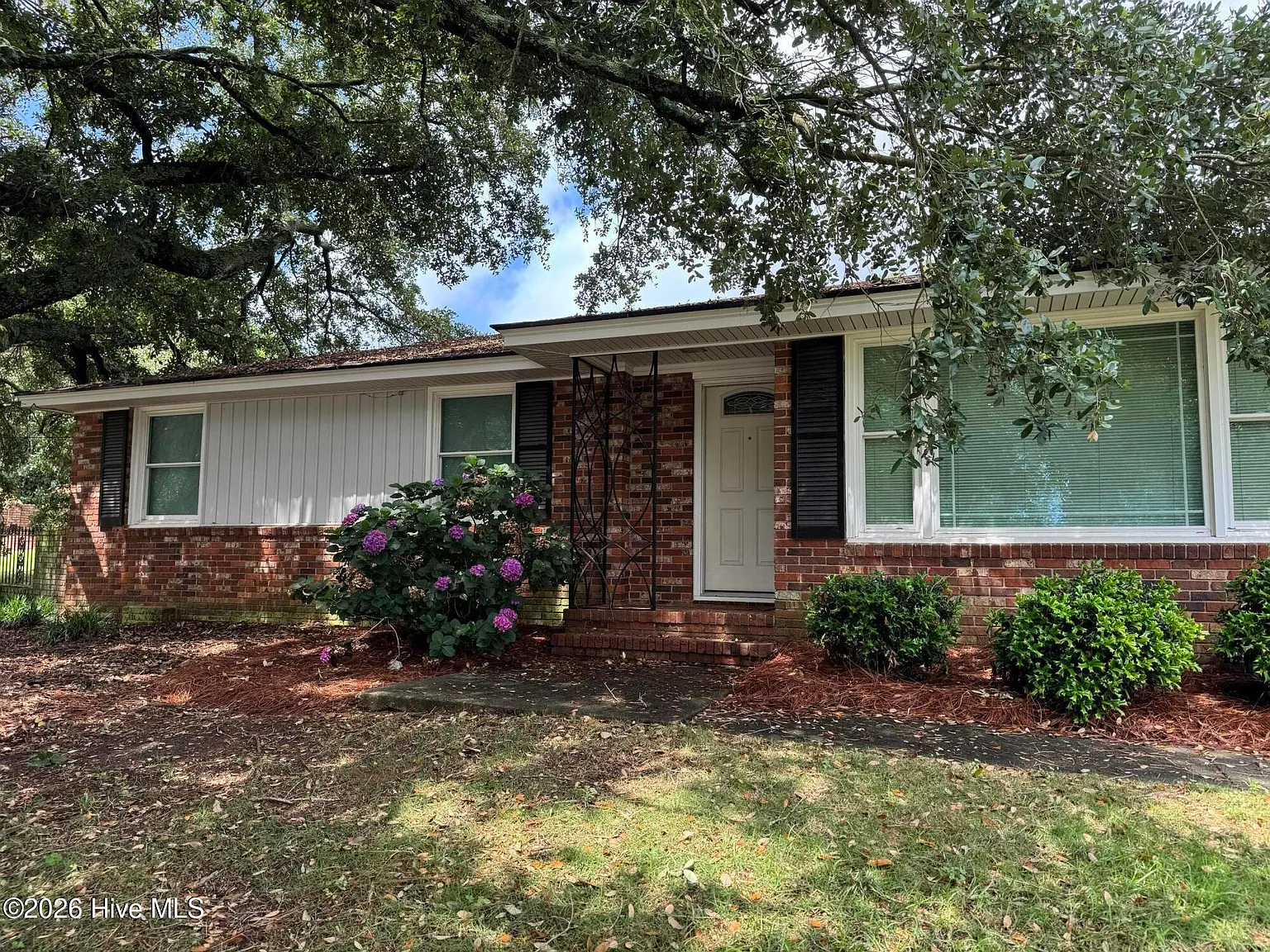 3 bed, 2.0 bath, 1635 sqft, $1,795 — Photo 2