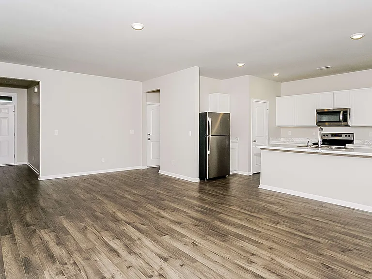 215 Tobin Ln — Photo 2