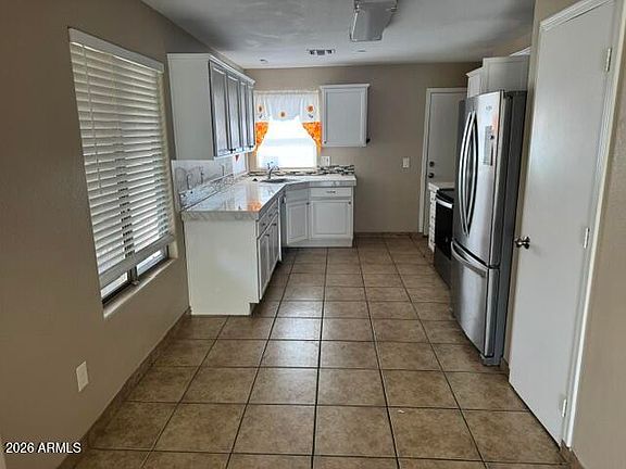 4th image of 612 E RACINE Place