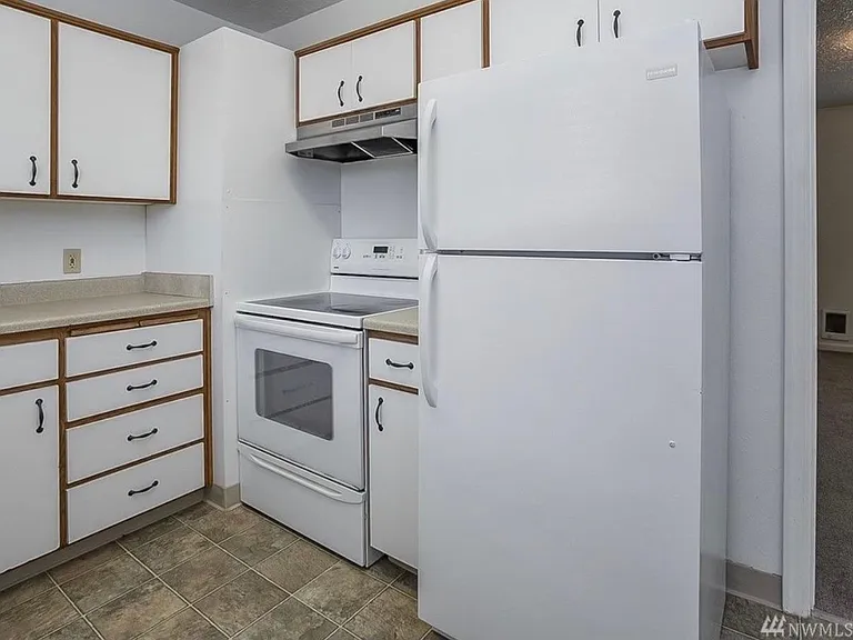 919 Hudson St — Photo 5