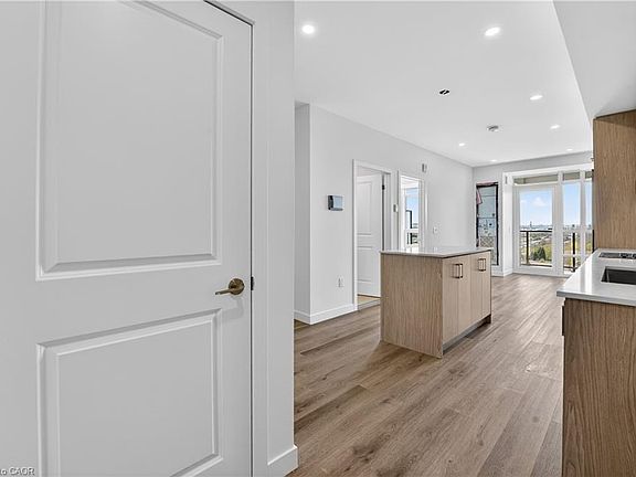 4th image of 461 Green Rd #901