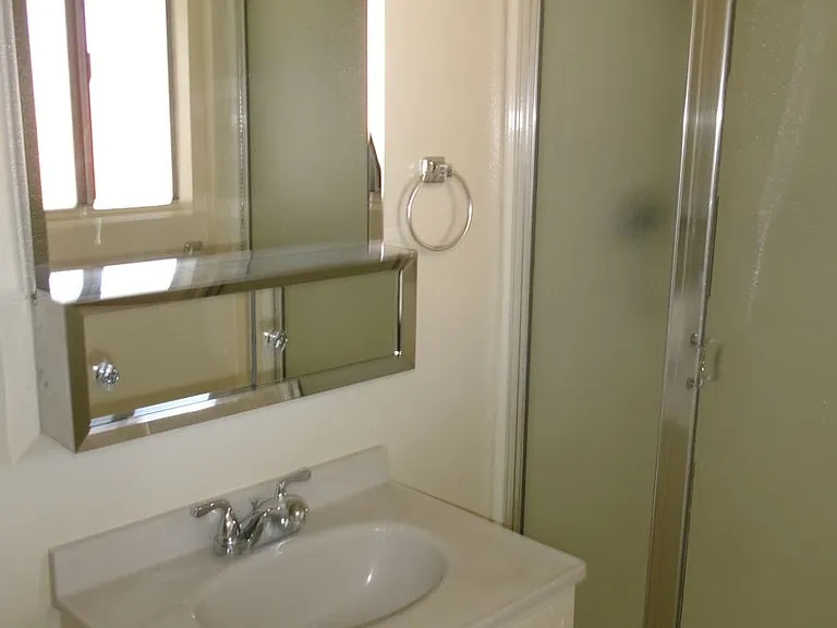Clean and Ready - 3 bedrooms, 1 3/4 Bathrooms with back yard area. — Photo 8