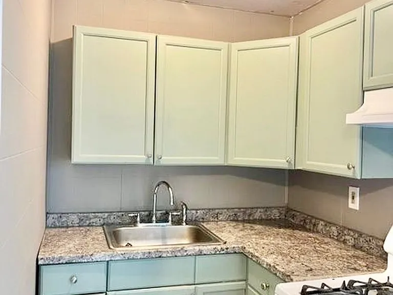 22-24 Lawn Ave #1R — Photo 3