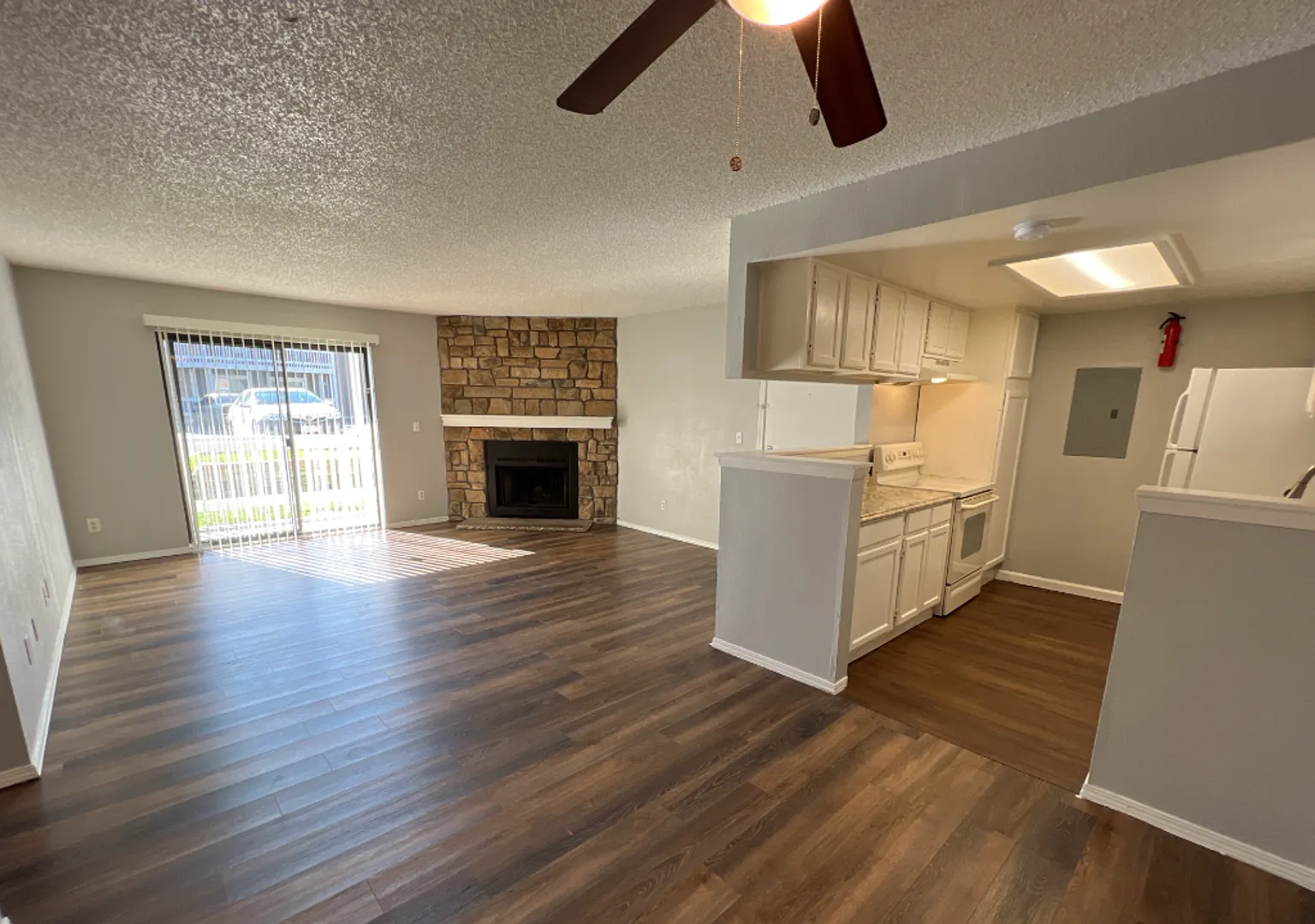 Spacious ground level 3 bedroom Condo in Robinwood! Available Now! — Photo 4