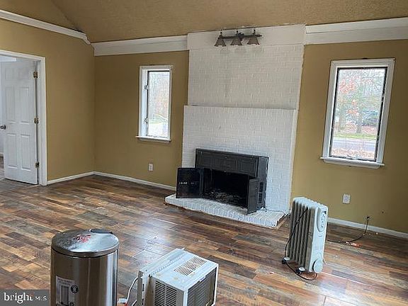 4th image of 136 Robin Rd