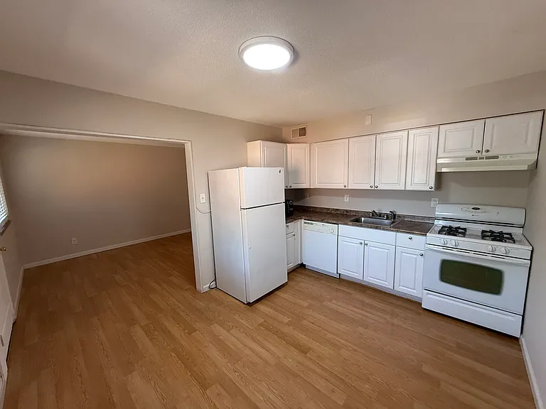 7201 Sarah St #9 — Photo 2