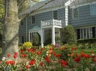 811 Barberry Ln, Woodmere, NY 11598