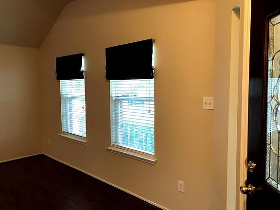 4th image of 2104 Goldfinch Ln