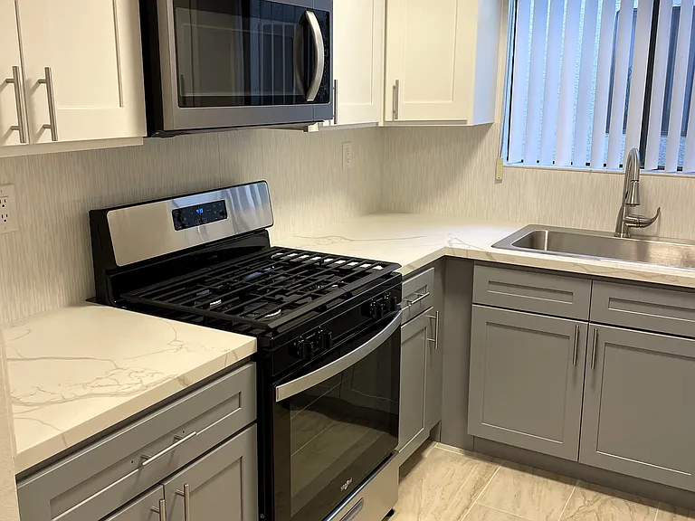 520 W Elk Ave #201 — Photo 6