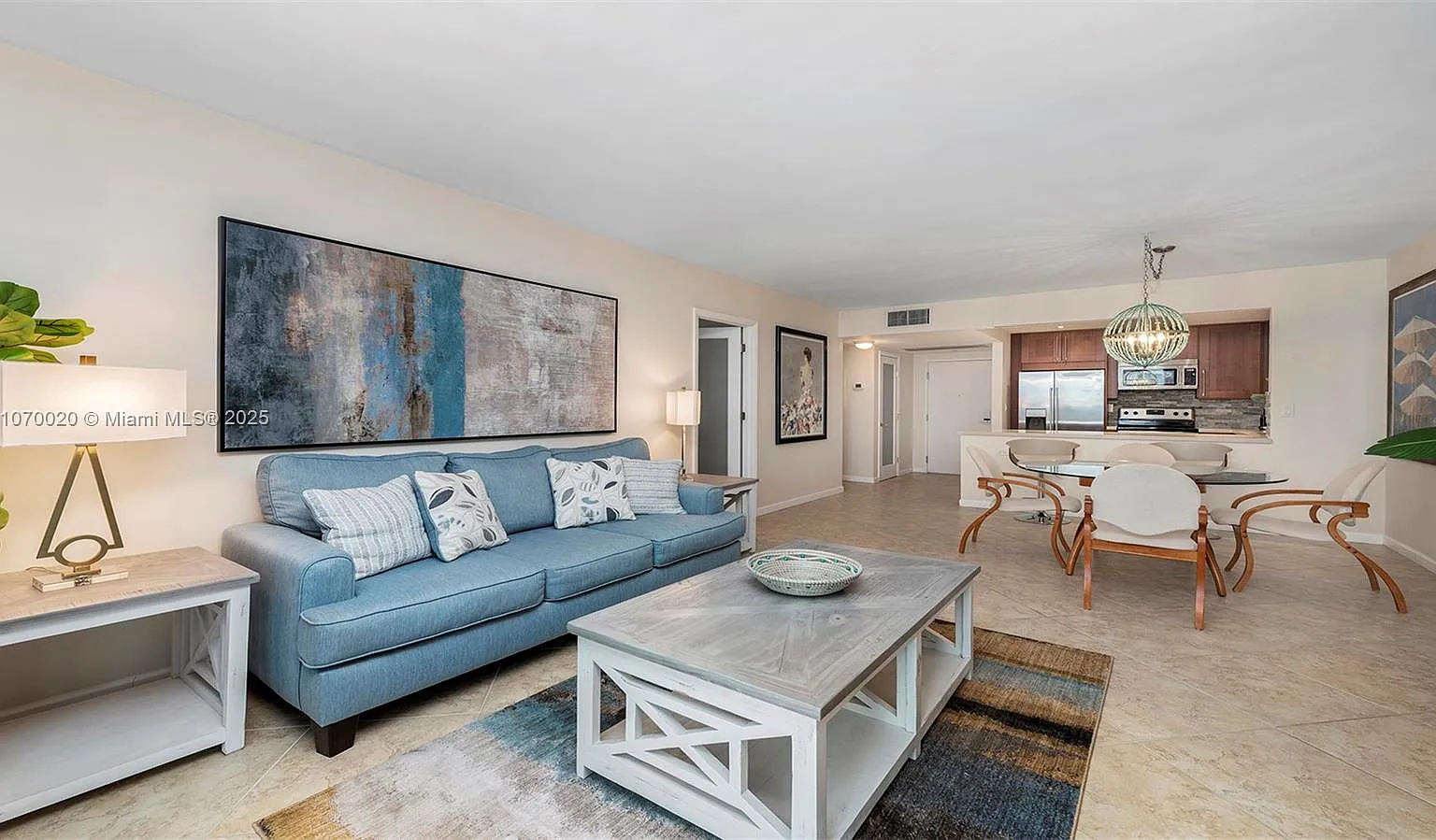 Roney Palace Condo — Photo 1