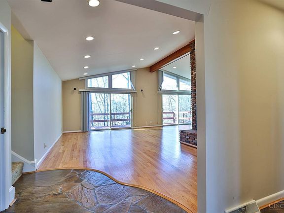 5th image of 528 Hickory Hill Ln