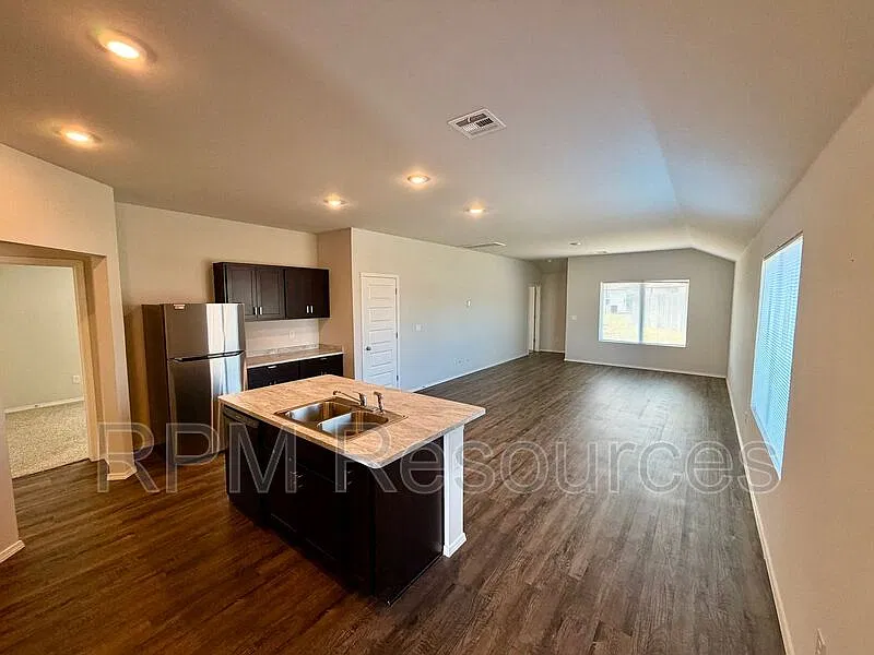 3 bed, 2.0 bath, 1402 sqft, $1,650 — Photo 4