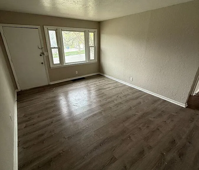 4612 E Linwood Blvd — Photo 2