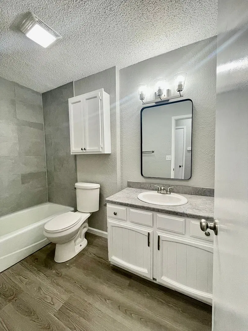 910 E Quincy St — Photo 1