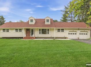 628 La Manna Dr, River Vale, NJ 07675