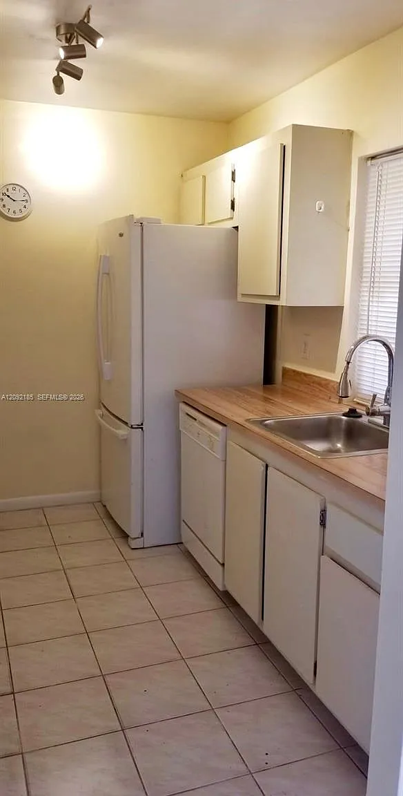 NW 105th Ter, Pembroke Pines — Photo 2