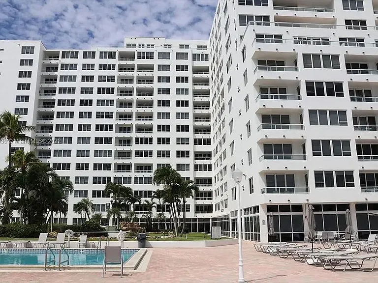 5005 Collins Ave #1422 — Photo 13