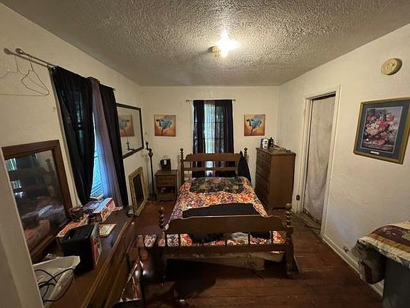 4th image of 305 Liberty St