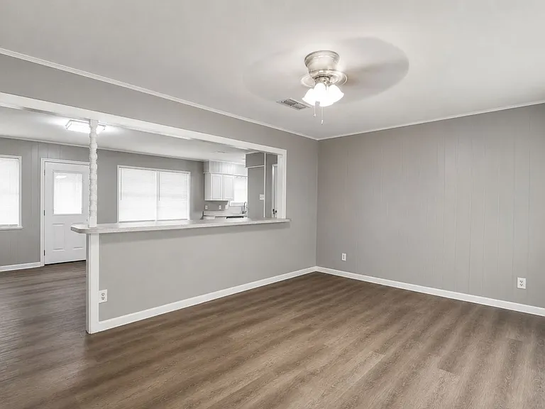 104 San Saba Ln — Photo 2