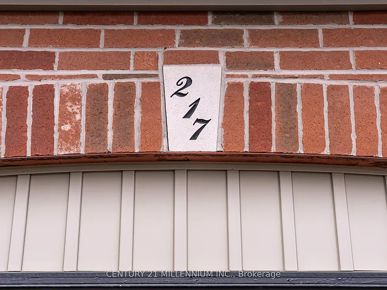 217 King St S #UPPER — Photo 3