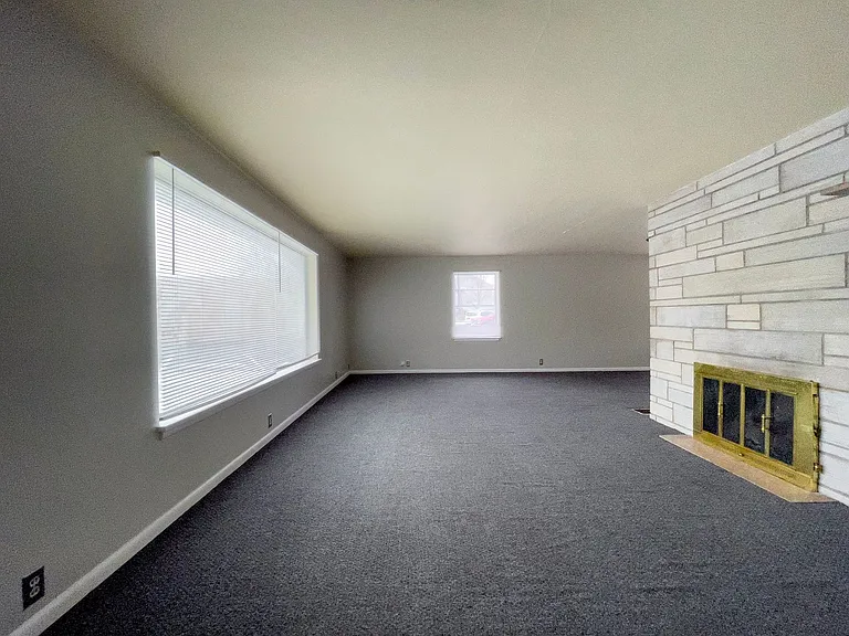 Preleasing For August! Close To Campus — Photo 3