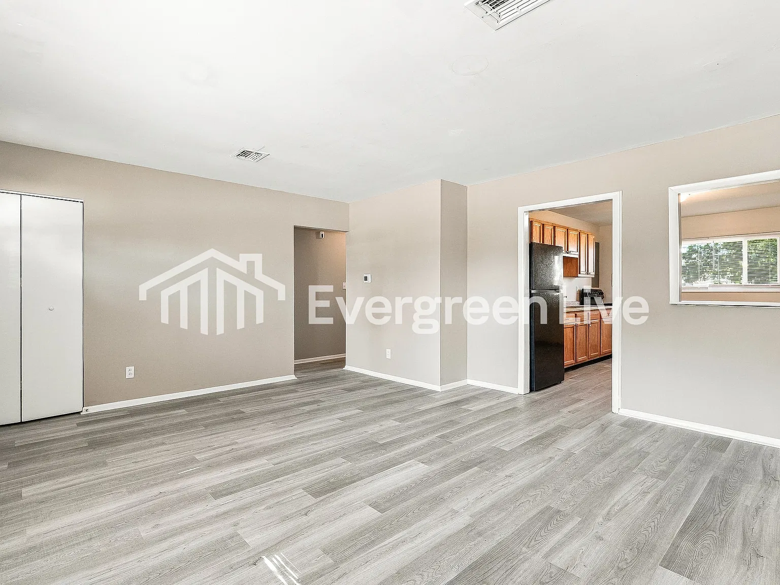 3 bed, 1.0 bath, 990 sqft, $1,345 — Photo 3