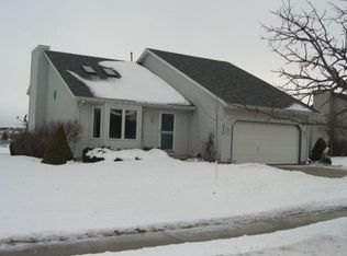825 Sunset Dr, Cottage Grove, WI 53527