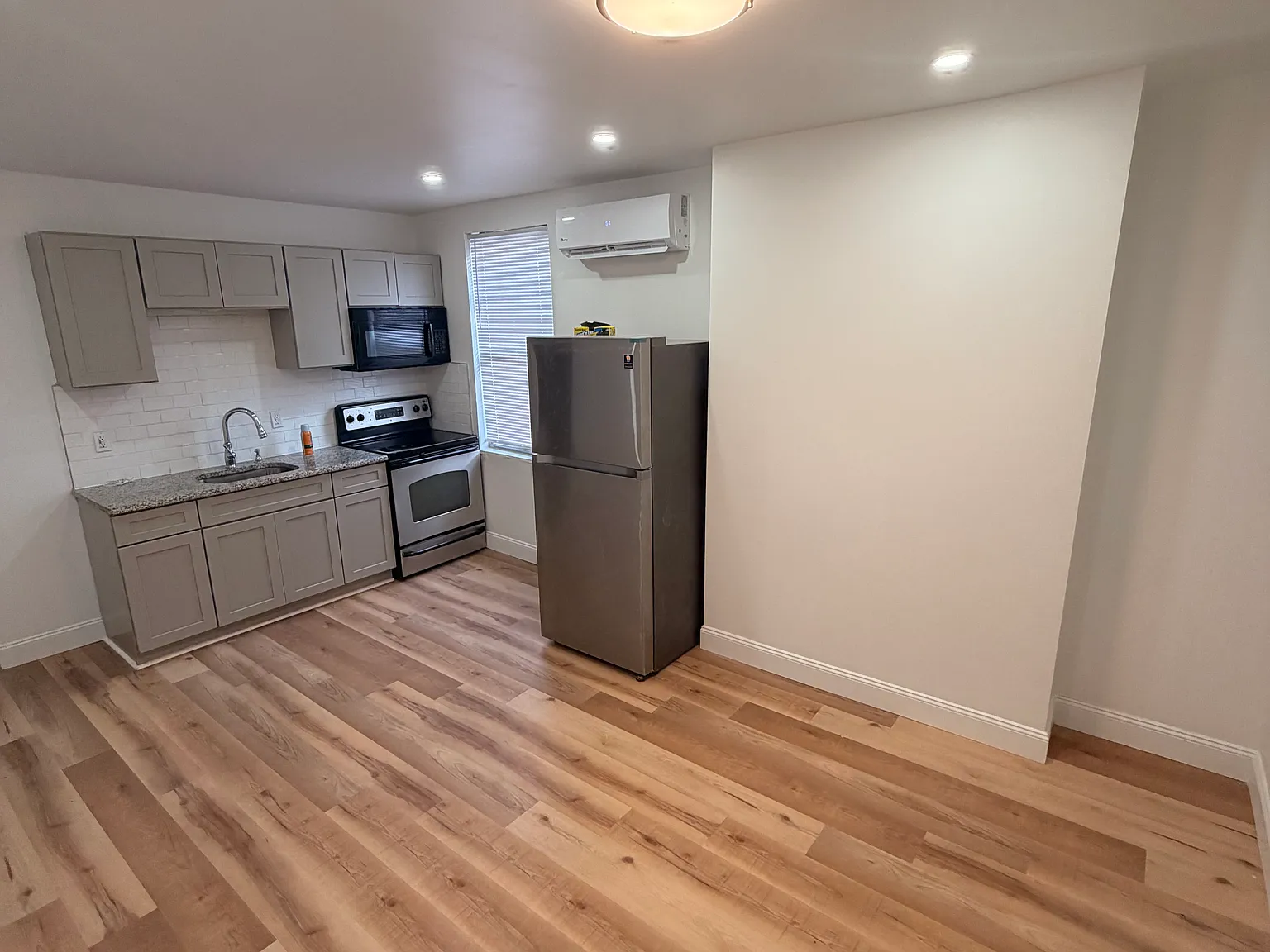 5435 Addison St — Photo 1
