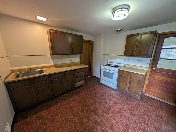 2nd image of 22 Meadow St Floor 2