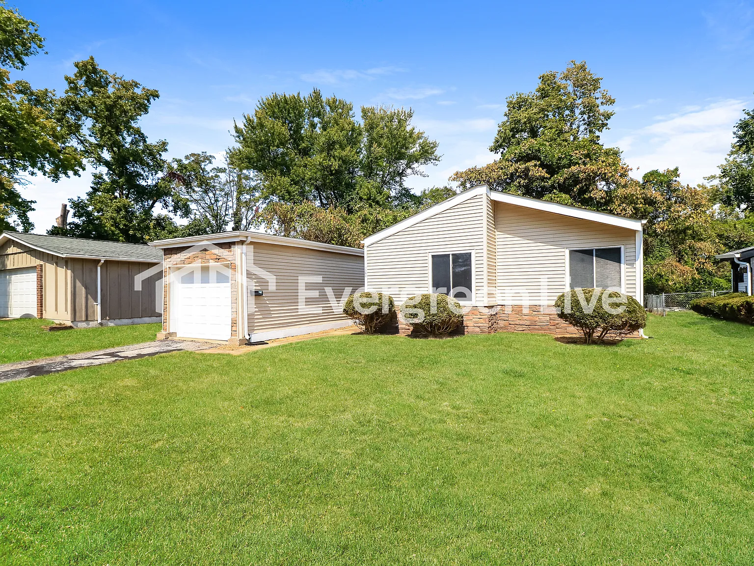 3 bed, 2.0 bath, 1212 sqft, $1,695 — Photo 2