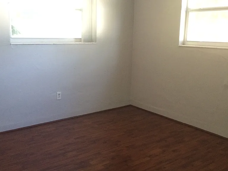 4901 SW 28th Ter — Photo 14