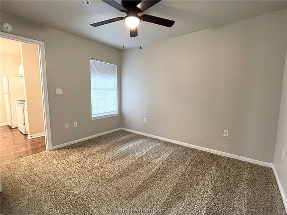 5th image of 529 Sw Pkwy #104