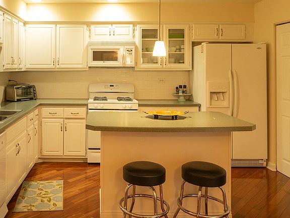 3rd image of 124 W Wimbolton Dr