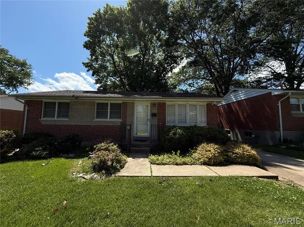 9553 Port Dr, Saint Louis, MO 63123