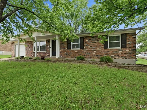 2701 Woodbury Dr, Saint Louis, MO 63125